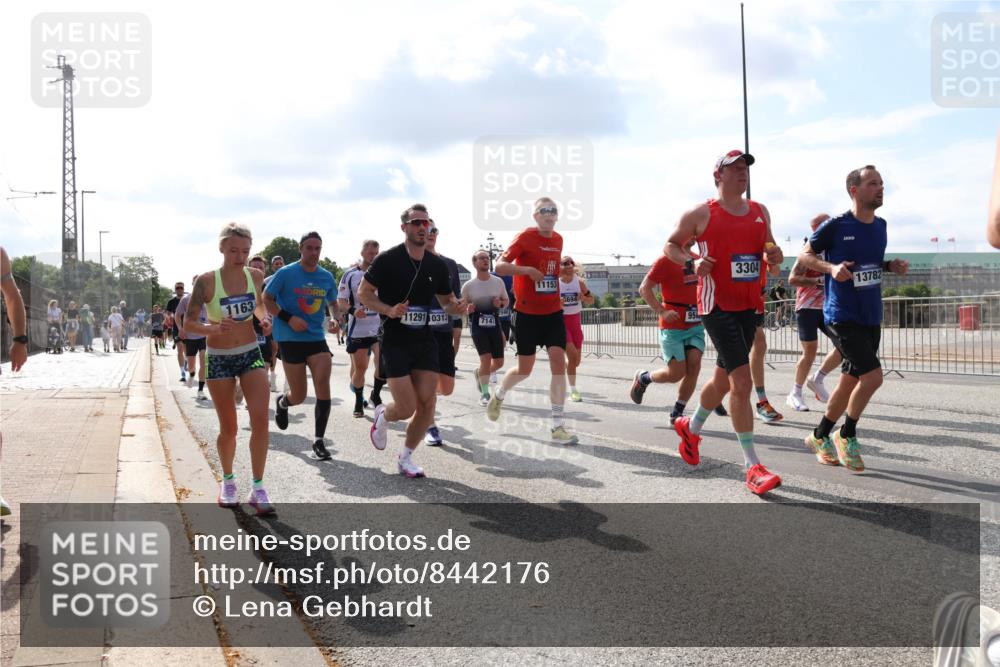 29.06.2025 - hella hamburg halbmarathon Lena Gebhardt http://msf.ph/oto/8442176 29.06.2025 09:53:03 Lombardsbrücke 1163, 11291, 0313, 7141, 11153, 9694, 3304, 13782, 1012, 1070, 1163, 1176, 1220, 1391, 1415, 1558, 1613, 1735, 1759, 1782, 2048, 2189, 2213, 2233, 2234, 2590, 2788, 2970, 3021, 3098, 3109, 3124, 3304, 3907, 3917, 3928, 4080, 4091, 4277, 4497, 4553, 4691, 4933, 4981, 4997, 5007, 5022, 5132, 5476, 5477, 5623, 5624, 5682, 6081, 6152, 6203, 6712, 6716, 7005, 7067, 7093, 7147, 7191, 7204, 7325, 7450, 7451, 7599, 7765, 7843, 7865, 7961, 8063, 8145, 8467, 8664, 10796 meine-sportfotos.de