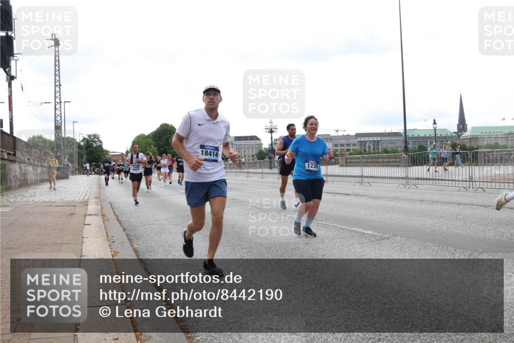 29.06.2025 - hella hamburg halbmarathon Lena Gebhardt http://msf.ph/oto/8442190 29.06.2025 10:29:33 Lombardsbrücke 18414, 1230, 1063, 1230, 1661, 2688, 2699, 3179, 3311, 3524, 4349, 4373, 4395, 5350, 6285, 6345, 6725, 7449, 7517, 7832, 8048, 8388, 8812, 9095, 9714, 9937, 10198, 10322, 10641, 10808, 10996, 11249, 11269, 11376, 11444, 11634, 11792, 11803, 11989, 12086, 12216, 12227, 12404, 12958, 13090, 13382, 13810, 14644, 15266, 15952, 15955, 16306, 16659, 16662, 16673, 16676, 17496, 17945, 18298, 18299, 18385, 18414 meine-sportfotos.de