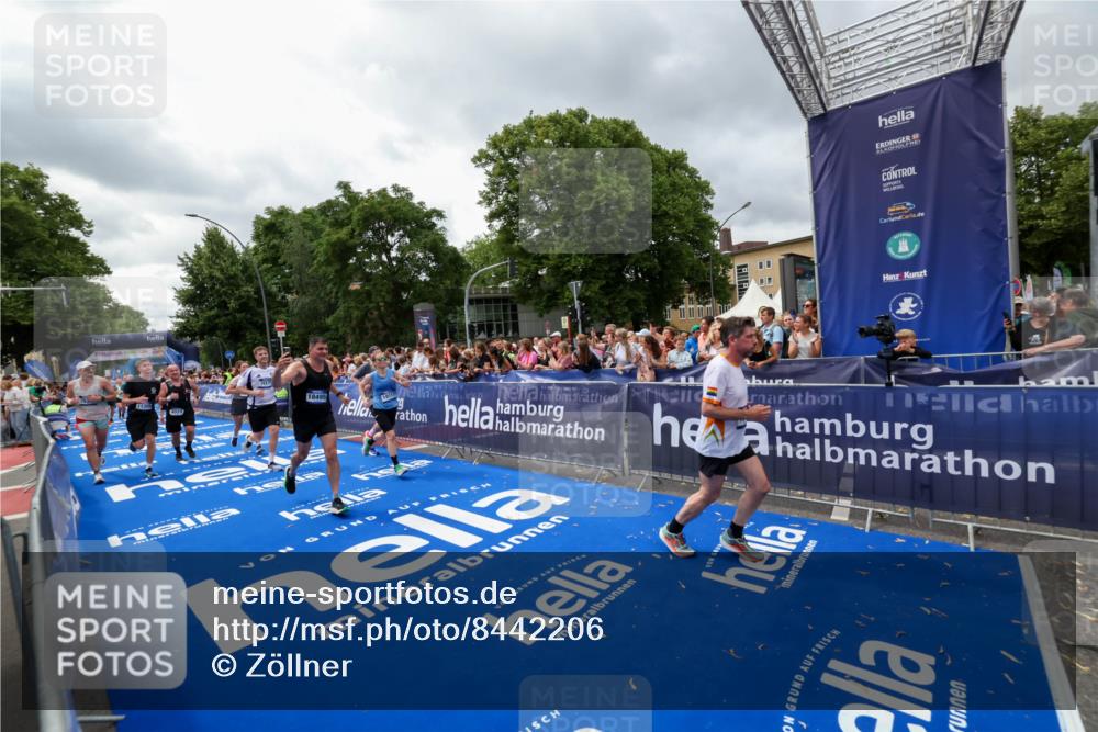 29.06.2025 - hella hamburg halbmarathon Zöllner http://msf.ph/oto/8442206 29.06.2025 10:56:26 Ziel 3048, 4029, 5672, 7547, 7742, 8863, 9622, 10665, 11231, 11309, 15300, 15818, 16375, 18117, 18495, 18652, 18741 meine-sportfotos.de