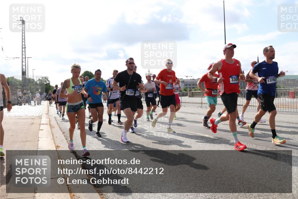29.06.2025 - hella hamburg halbmarathon Lena Gebhardt http://msf.ph/oto/8442212 29.06.2025 09:53:03 Lombardsbrücke 1163, 11291, 313, 7141, 11153, 9540, 3304, 137824, 1012, 1070, 1163, 1176, 1220, 1391, 1415, 1558, 1613, 1735, 1759, 1782, 2048, 2189, 2213, 2233, 2234, 2590, 2788, 2970, 3021, 3098, 3109, 3124, 3304, 3907, 3917, 3928, 4080, 4091, 4277, 4497, 4553, 4691, 4933, 4981, 4997, 5007, 5022, 5132, 5476, 5477, 5623, 5624, 5682, 6081, 6152, 6203, 6712, 6716, 7005, 7067, 7093, 7147, 7191, 7204, 7325, 7450, 7451, 7599, 7765, 7843, 7865, 7961, 8063, 8145, 8467, 8664, 10796 meine-sportfotos.de