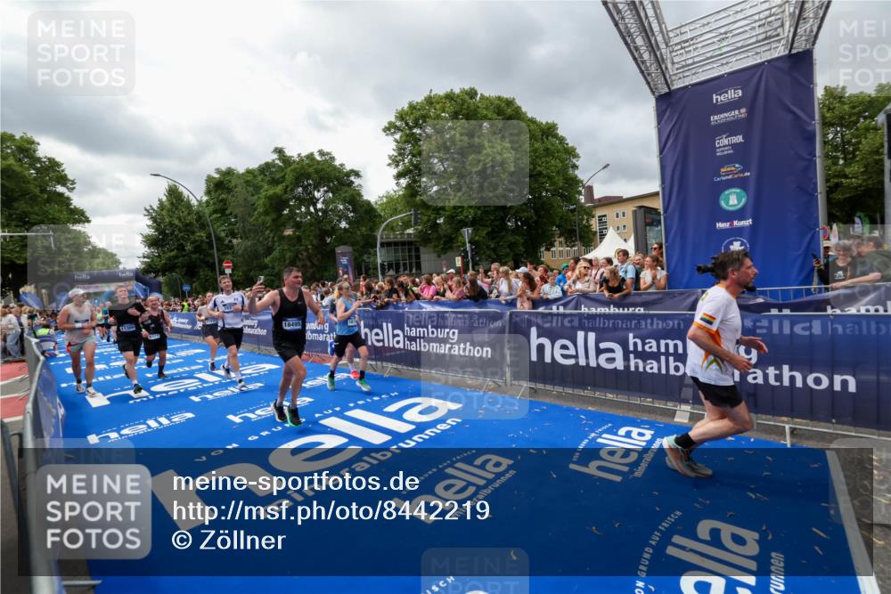 29.06.2025 - hella hamburg halbmarathon Zöllner http://msf.ph/oto/8442219 29.06.2025 10:56:26 Ziel 3048, 4029, 5672, 7547, 7742, 8863, 9622, 10665, 11231, 11309, 15300, 15818, 16375, 18117, 18495, 18652, 18741 meine-sportfotos.de