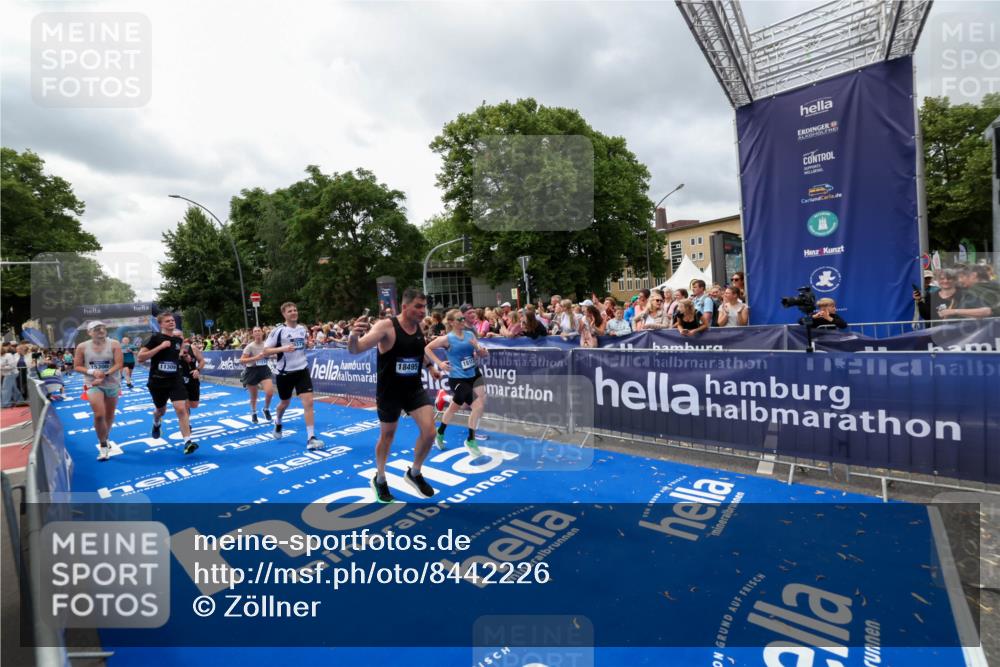 29.06.2025 - hella hamburg halbmarathon Zöllner http://msf.ph/oto/8442226 29.06.2025 10:56:27 Ziel 3048, 4029, 5672, 7742, 8863, 9622, 10665, 11231, 11309, 15300, 15818, 16375, 17734, 18117, 18495, 18652, 18741 meine-sportfotos.de