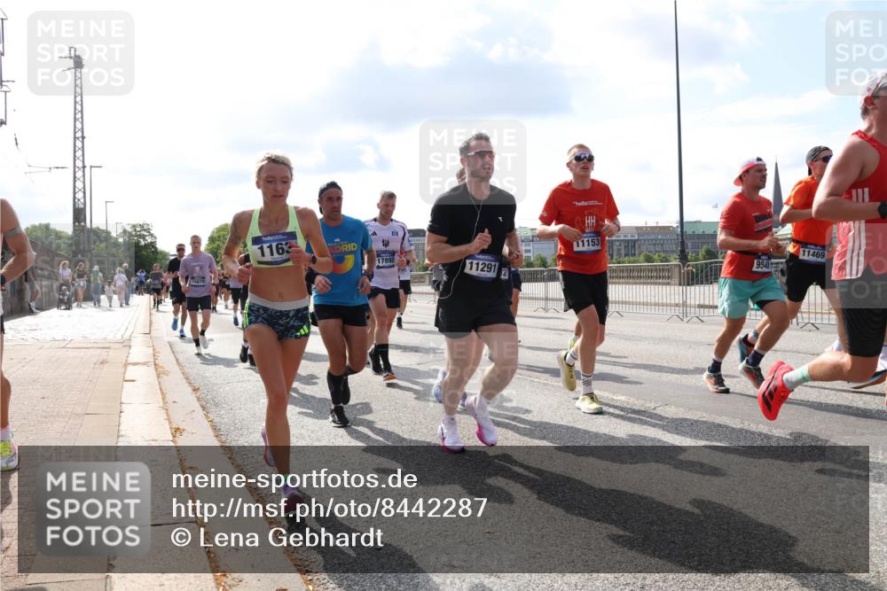 29.06.2025 - hella hamburg halbmarathon Lena Gebhardt http://msf.ph/oto/8442287 29.06.2025 09:53:03 Lombardsbrücke 15879, 1163, 17892, 11291, 11153, 11469, 9540, 1012, 1070, 1163, 1176, 1220, 1391, 1415, 1558, 1613, 1735, 1759, 1782, 2048, 2189, 2213, 2233, 2234, 2590, 2788, 2970, 3021, 3098, 3109, 3124, 3304, 3907, 3917, 3928, 4080, 4091, 4277, 4497, 4553, 4691, 4933, 4981, 4997, 5007, 5022, 5132, 5476, 5477, 5623, 5624, 5682, 6081, 6152, 6203, 6712, 6716, 7005, 7067, 7093, 7147, 7191, 7204, 7325, 7450, 7451, 7599, 7765, 7843, 7865, 7961, 8063, 8145, 8467, 8664, 10796 meine-sportfotos.de