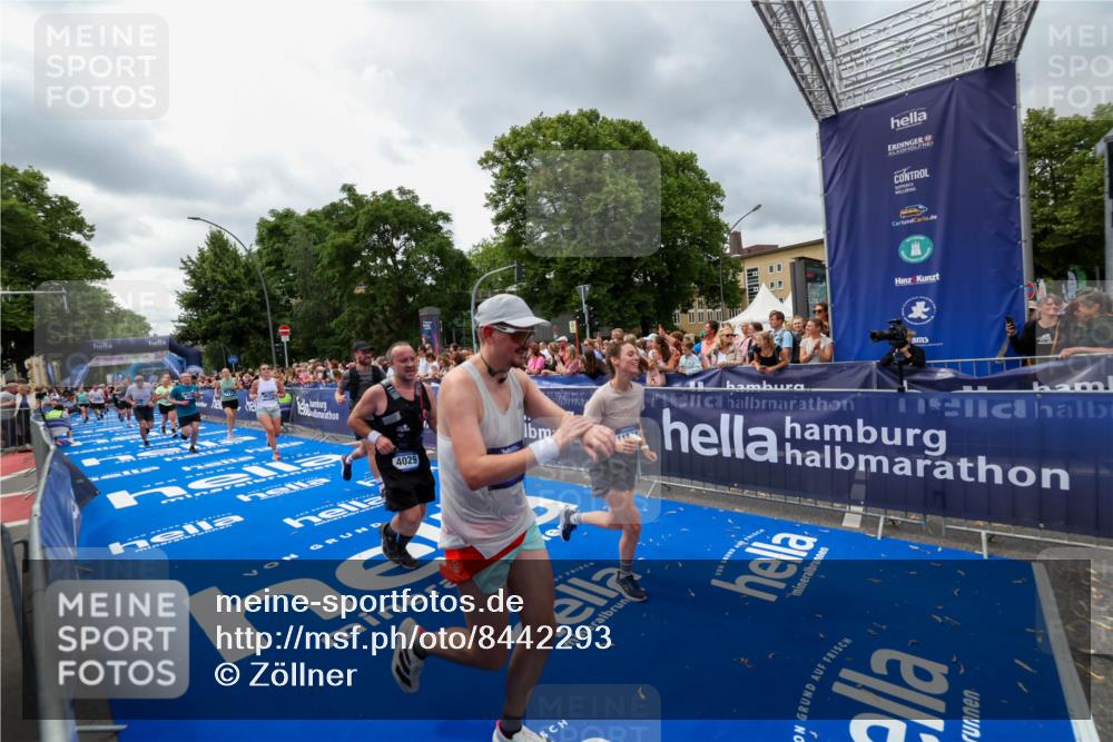 29.06.2025 - hella hamburg halbmarathon Zöllner http://msf.ph/oto/8442293 29.06.2025 10:56:29 Ziel 3048, 4029, 5672, 6399, 7742, 8863, 9622, 10665, 11231, 11309, 15300, 15407, 15818, 16257, 16261, 17268, 17734 meine-sportfotos.de