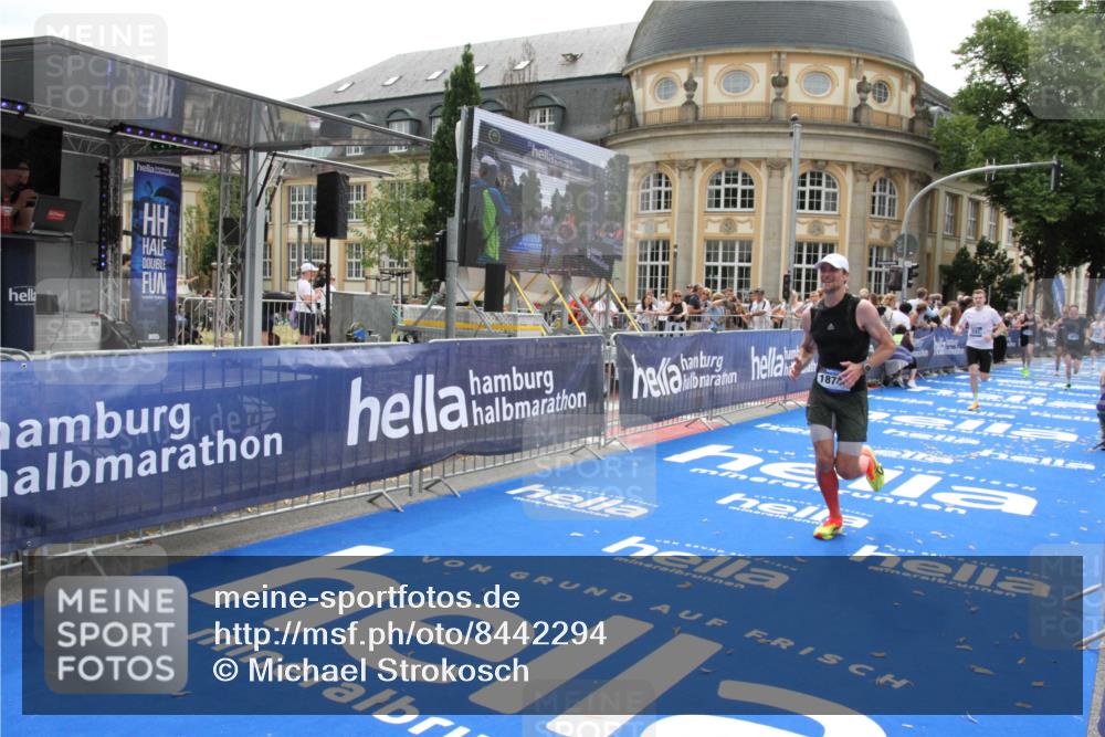 29.06.2025 - hella hamburg halbmarathon Michael Strokosch http://msf.ph/oto/8442294 29.06.2025 10:24:51 Ziel 1241, 1271, 7142, 11678, 13872, 16361, 18740 meine-sportfotos.de