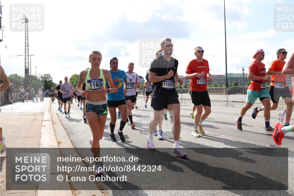 29.06.2025 - hella hamburg halbmarathon Lena Gebhardt http://msf.ph/oto/8442324 29.06.2025 09:53:04 Lombardsbrücke 15879, 1163, 17892, 11291, 11153, 950, 11469, 1012, 1070, 1163, 1176, 1220, 1391, 1415, 1466, 1558, 1613, 1735, 1759, 1782, 2048, 2189, 2213, 2233, 2234, 2590, 2788, 2970, 3021, 3098, 3109, 3124, 3304, 3907, 3917, 3928, 4080, 4091, 4277, 4497, 4553, 4691, 4933, 4981, 4997, 5007, 5022, 5132, 5476, 5477, 5623, 5624, 5682, 6081, 6152, 6203, 6460, 6712, 6716, 7005, 7067, 7093, 7147, 7191, 7204, 7322, 7325, 7450, 7451, 7599, 7765, 7843, 7865, 7961, 8063, 8145, 8467, 8664 meine-sportfotos.de