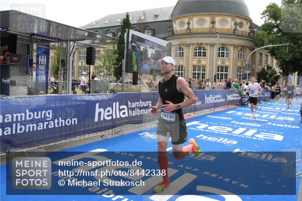 29.06.2025 - hella hamburg halbmarathon Michael Strokosch http://msf.ph/oto/8442338 29.06.2025 10:24:51 Ziel 1241, 1271, 7142, 11678, 13872, 16361, 18740 meine-sportfotos.de
