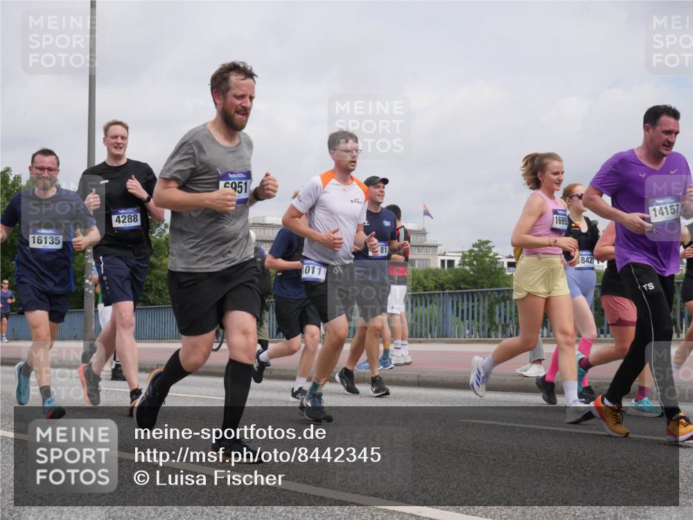 29.06.2025 - hella hamburg halbmarathon Luisa Fischer http://msf.ph/oto/8442345 29.06.2025 10:23:52 Kennedybrücke 16135, 4288, 951, 10111, 69, 81, 1695, 14157, 842, 1011, 2053, 2101, 2834, 4154, 4166, 4288, 4754, 4869, 5181, 5811, 5812, 6608, 6844, 6951, 8113, 8146, 8940, 9005, 9011, 9236, 9981, 10039 meine-sportfotos.de