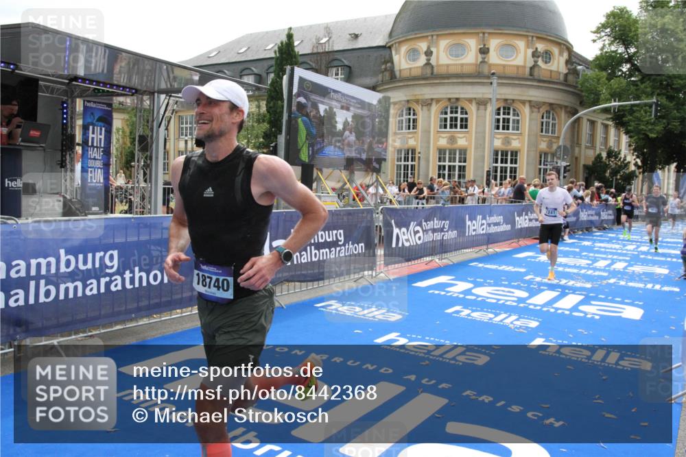 29.06.2025 - hella hamburg halbmarathon Michael Strokosch http://msf.ph/oto/8442368 29.06.2025 10:24:52 Ziel 1241, 1271, 7142, 11678, 13872, 14836, 16361, 18740 meine-sportfotos.de