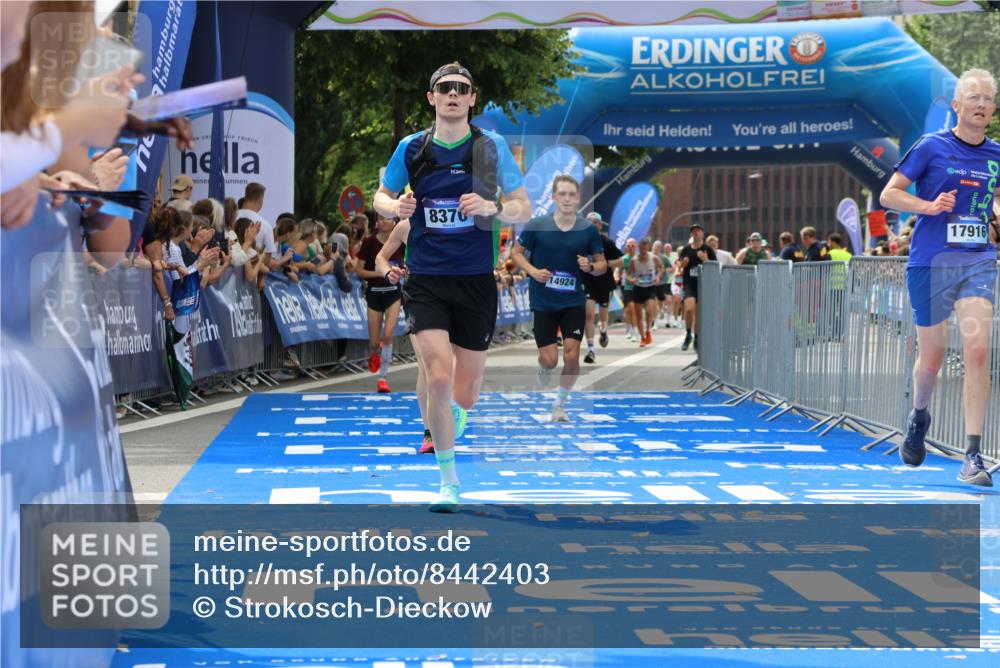 29.06.2025 - hella hamburg halbmarathon Strokosch-Dieckow http://msf.ph/oto/8442403 29.06.2025 10:40:19 Ziel 3547, 5410, 5803, 6649, 8370, 8465, 10968, 11731, 12704, 14699, 14924, 15247, 17245, 17916, 18614 meine-sportfotos.de