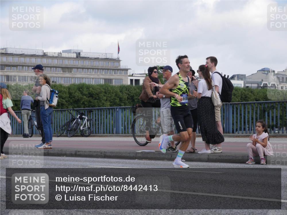 29.06.2025 - hella hamburg halbmarathon Luisa Fischer http://msf.ph/oto/8442413 29.06.2025 09:42:40 Kennedybrücke 8930, 5253, 6816, 9475 meine-sportfotos.de