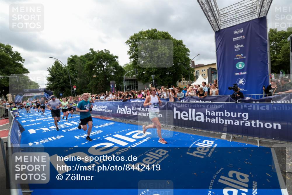29.06.2025 - hella hamburg halbmarathon Zöllner http://msf.ph/oto/8442419 29.06.2025 10:56:31 Ziel 1583, 3048, 5744, 6399, 7742, 8863, 9622, 10093, 10665, 15407, 15818, 16257, 16261, 17268, 17734, 18746, 18835 meine-sportfotos.de