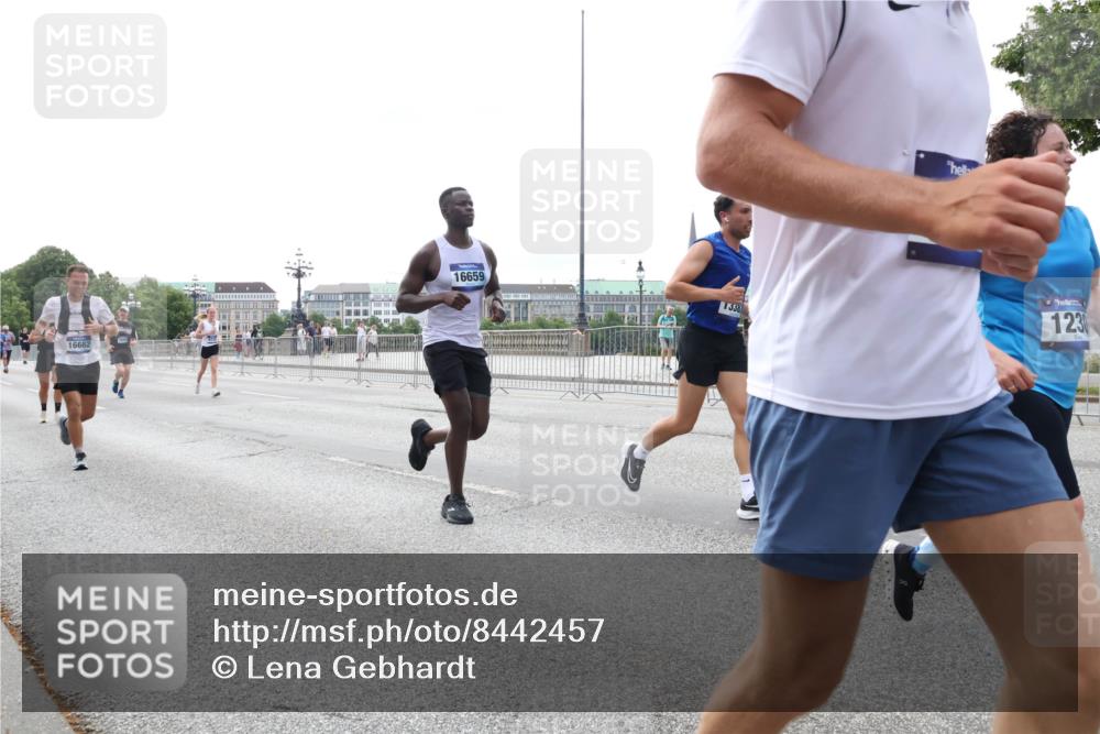 29.06.2025 - hella hamburg halbmarathon Lena Gebhardt http://msf.ph/oto/8442457 29.06.2025 10:29:34 Lombardsbrücke 16662, 16659, 123, 1063, 1230, 1661, 2302, 2688, 2699, 3179, 3311, 3524, 4349, 4373, 4395, 5350, 6285, 6345, 6725, 7449, 7517, 7832, 8048, 8388, 8812, 9095, 9714, 9937, 10198, 10322, 10641, 10808, 10996, 11249, 11269, 11376, 11444, 11634, 11792, 11803, 11989, 12086, 12216, 12227, 12404, 12958, 13090, 13382, 13810, 14644, 15266, 15952, 15955, 16306, 16659, 16662, 16673, 16676, 17496, 17945, 18298, 18299, 18385, 18414 meine-sportfotos.de