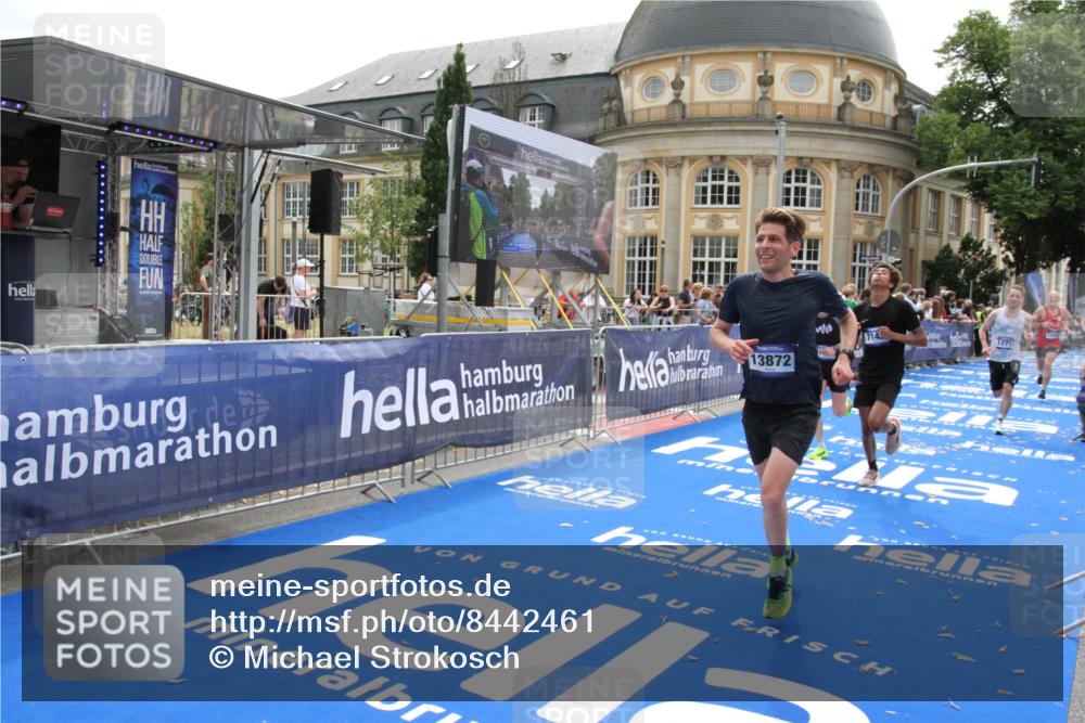 29.06.2025 - hella hamburg halbmarathon Michael Strokosch http://msf.ph/oto/8442461 29.06.2025 10:24:55 Ziel 1241, 1271, 7142, 11678, 13872, 14836, 16361, 17752 meine-sportfotos.de