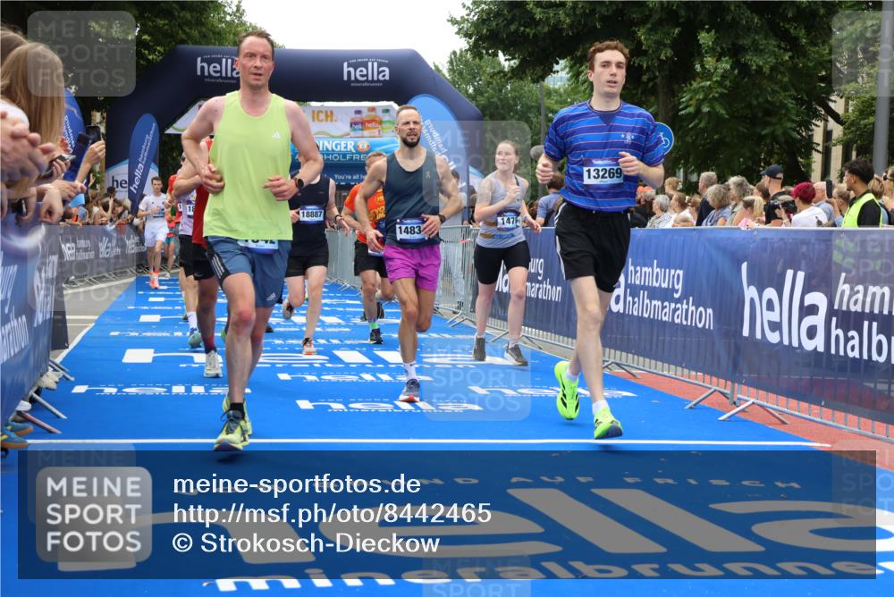 29.06.2025 - hella hamburg halbmarathon Strokosch-Dieckow http://msf.ph/oto/8442465 29.06.2025 10:49:25 Ziel 1342, 1476, 2592, 2596, 2878, 4183, 4185, 8437, 8689, 8813, 10189, 11339, 11340, 11779, 11819, 12094, 12670, 13233, 13269, 14526, 14838, 15422, 15784, 15857, 15894, 15966, 16114, 16592, 16891, 18476, 18887, 18960 meine-sportfotos.de
