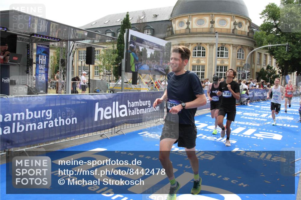 29.06.2025 - hella hamburg halbmarathon Michael Strokosch http://msf.ph/oto/8442478 29.06.2025 10:24:55 Ziel 1241, 1271, 7142, 11678, 13872, 14836, 16361, 17752 meine-sportfotos.de