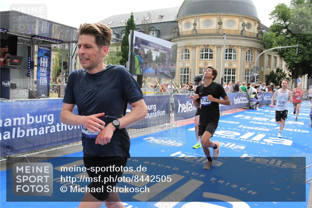 29.06.2025 - hella hamburg halbmarathon Michael Strokosch http://msf.ph/oto/8442505 29.06.2025 10:24:56 Ziel 1271, 7142, 10867, 11678, 13872, 14836, 16361, 17752 meine-sportfotos.de
