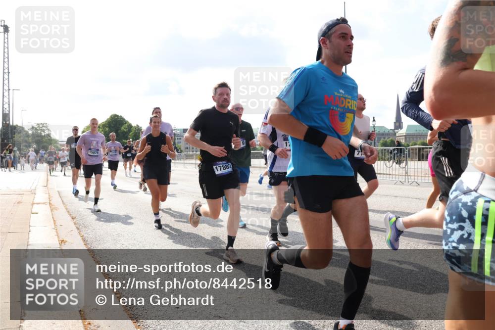 29.06.2025 - hella hamburg halbmarathon Lena Gebhardt http://msf.ph/oto/8442518 29.06.2025 09:53:04 Lombardsbrücke 139, 15879, 18476, 17882, 1, 112, 1012, 1070, 1163, 1176, 1220, 1391, 1415, 1466, 1558, 1613, 1735, 1759, 1782, 2048, 2189, 2213, 2233, 2234, 2590, 2788, 2970, 3021, 3098, 3109, 3124, 3304, 3907, 3917, 3928, 4080, 4091, 4277, 4497, 4553, 4691, 4933, 4981, 4997, 5007, 5022, 5132, 5476, 5477, 5623, 5624, 5682, 6081, 6152, 6203, 6460, 6712, 6716, 7005, 7067, 7093, 7147, 7191, 7204, 7322, 7325, 7450, 7451, 7599, 7765, 7843, 7865, 7961, 8063, 8145, 8467, 8664 meine-sportfotos.de