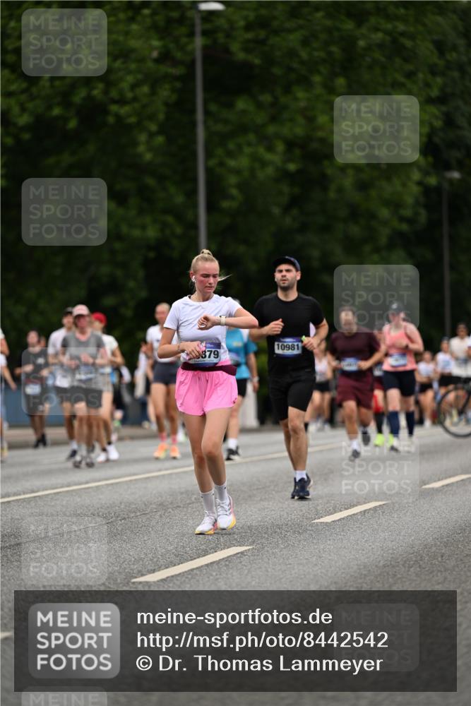 29.06.2025 - hella hamburg halbmarathon Dr. Thomas Lammeyer http://msf.ph/oto/8442542 29.06.2025 10:57:23 Kennedybrücke 2420, 2983, 2988, 3227, 4595, 6135, 6604, 7032, 7039, 7511, 7690, 7735, 7871, 9340, 9368, 10080, 10417, 10490, 10568, 10879, 10981 meine-sportfotos.de