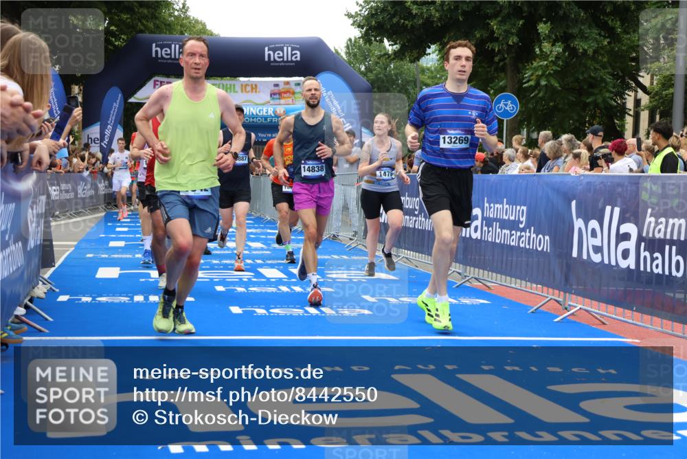 29.06.2025 - hella hamburg halbmarathon Strokosch-Dieckow http://msf.ph/oto/8442550 29.06.2025 10:49:25 Ziel 1342, 1476, 2592, 2596, 2878, 4183, 4185, 8437, 8689, 8813, 10189, 11339, 11340, 11779, 11819, 12094, 12670, 13233, 13269, 14526, 14838, 15422, 15784, 15857, 15894, 15966, 16114, 16592, 16891, 18476, 18887, 18960 meine-sportfotos.de