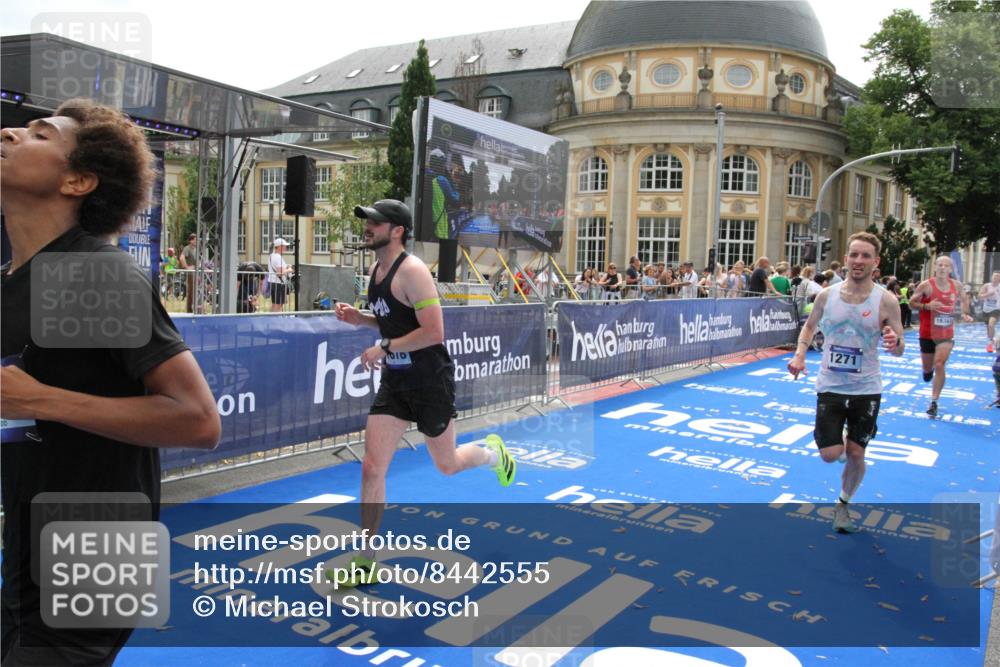 29.06.2025 - hella hamburg halbmarathon Michael Strokosch http://msf.ph/oto/8442555 29.06.2025 10:24:56 Ziel 1271, 7142, 10867, 11678, 13872, 14836, 16361, 17752 meine-sportfotos.de
