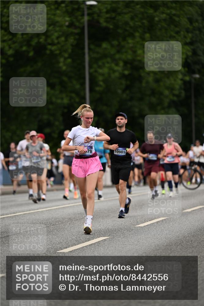 29.06.2025 - hella hamburg halbmarathon Dr. Thomas Lammeyer http://msf.ph/oto/8442556 29.06.2025 10:57:23 Kennedybrücke 2420, 2983, 2988, 3227, 4595, 6135, 6604, 7032, 7039, 7511, 7690, 7735, 7871, 9340, 9368, 10080, 10417, 10490, 10568, 10879, 10981 meine-sportfotos.de