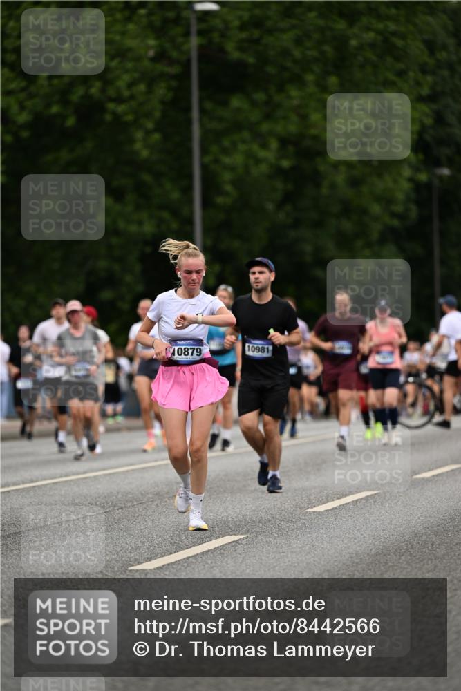 29.06.2025 - hella hamburg halbmarathon Dr. Thomas Lammeyer http://msf.ph/oto/8442566 29.06.2025 10:57:24 Kennedybrücke 2420, 2983, 2988, 4595, 6135, 6604, 7032, 7039, 7511, 7690, 7871, 9340, 9368, 10080, 10417, 10490, 10568, 10879, 10981 meine-sportfotos.de