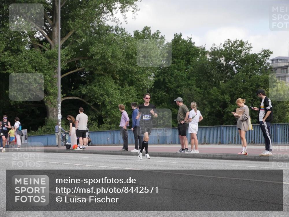 29.06.2025 - hella hamburg halbmarathon Luisa Fischer http://msf.ph/oto/8442571 29.06.2025 09:43:06 Kennedybrücke 7834 meine-sportfotos.de