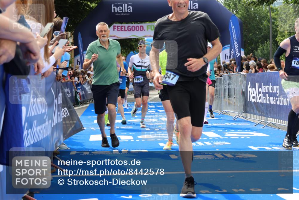 29.06.2025 - hella hamburg halbmarathon Strokosch-Dieckow http://msf.ph/oto/8442578 29.06.2025 10:40:12 Ziel 3547, 4381, 5007, 5409, 5410, 5508, 5803, 5916, 7495, 8465, 8933, 10968, 11731, 12704, 13667, 14699, 15424, 18614, 18979 meine-sportfotos.de