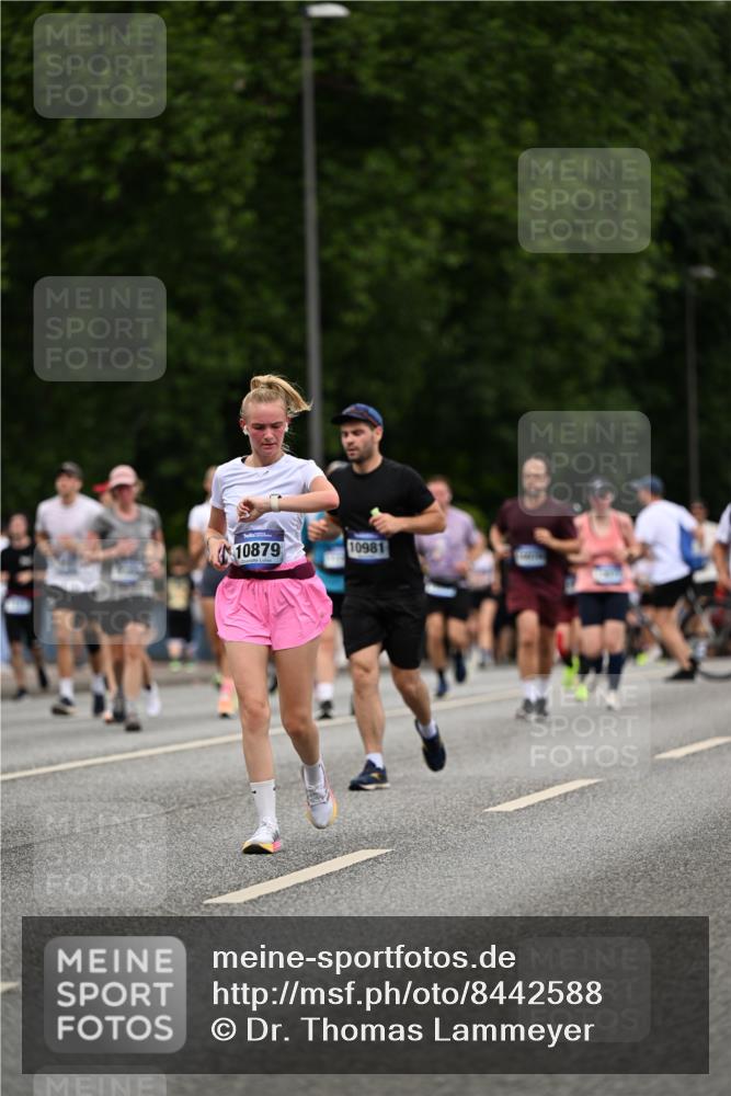29.06.2025 - hella hamburg halbmarathon Dr. Thomas Lammeyer http://msf.ph/oto/8442588 29.06.2025 10:57:24 Kennedybrücke 2420, 2983, 2988, 4595, 6135, 6604, 7032, 7039, 7511, 7690, 7871, 9340, 9368, 10080, 10417, 10490, 10568, 10879, 10981 meine-sportfotos.de
