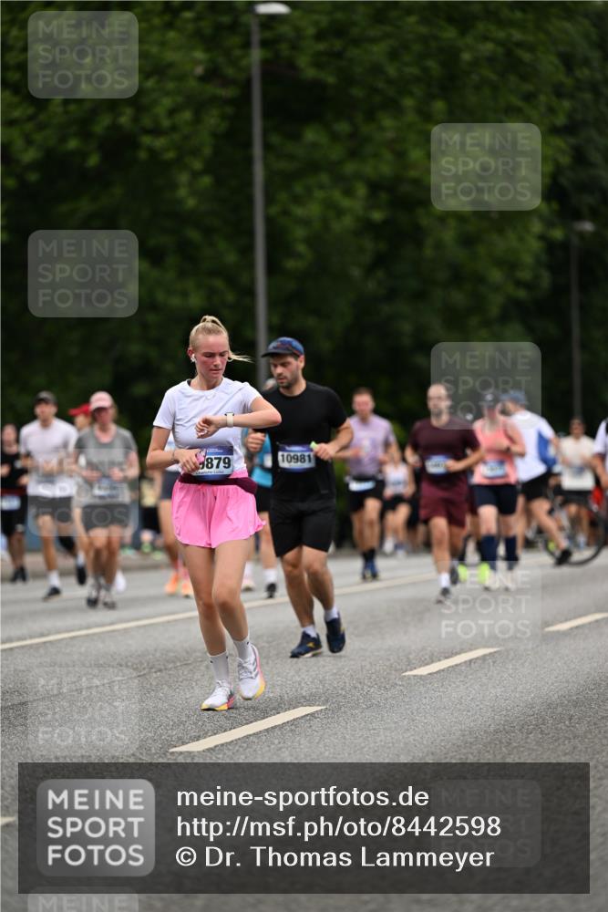 29.06.2025 - hella hamburg halbmarathon Dr. Thomas Lammeyer http://msf.ph/oto/8442598 29.06.2025 10:57:24 Kennedybrücke 2420, 2983, 2988, 4595, 6135, 6604, 7032, 7039, 7511, 7690, 7871, 9340, 9368, 10080, 10417, 10490, 10568, 10879, 10981 meine-sportfotos.de