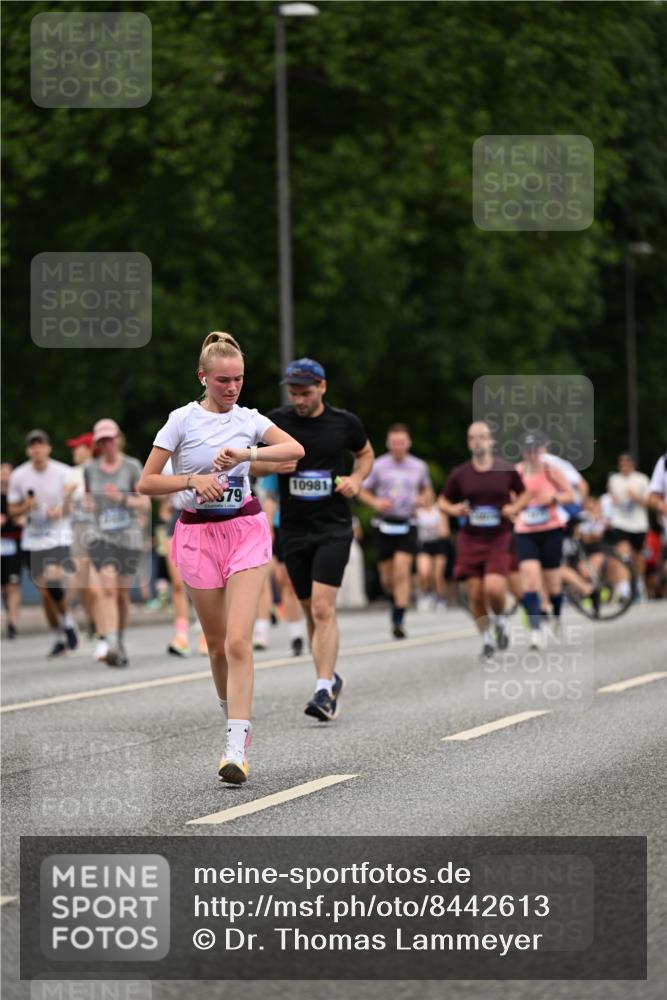 29.06.2025 - hella hamburg halbmarathon Dr. Thomas Lammeyer http://msf.ph/oto/8442613 29.06.2025 10:57:24 Kennedybrücke 2420, 2983, 2988, 4595, 6135, 6604, 7032, 7039, 7511, 7690, 7871, 9340, 9368, 10080, 10417, 10490, 10568, 10879, 10981 meine-sportfotos.de