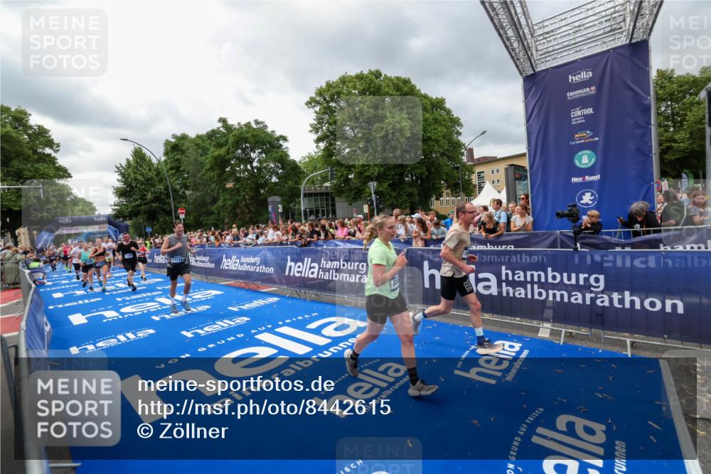 29.06.2025 - hella hamburg halbmarathon Zöllner http://msf.ph/oto/8442615 29.06.2025 10:56:33 Ziel 1583, 3413, 5744, 6399, 7742, 8542, 8652, 8863, 9562, 10093, 10665, 15407, 15818, 16257, 16261, 17268, 17734, 18746, 18835 meine-sportfotos.de