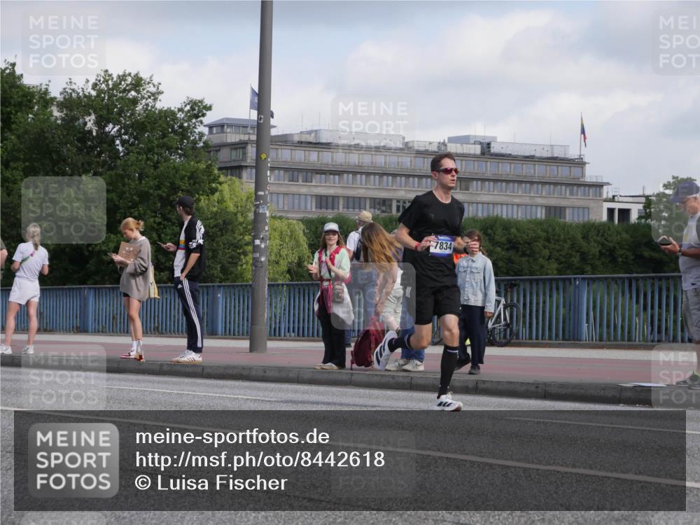 29.06.2025 - hella hamburg halbmarathon Luisa Fischer http://msf.ph/oto/8442618 29.06.2025 09:43:08 Kennedybrücke 7834 meine-sportfotos.de