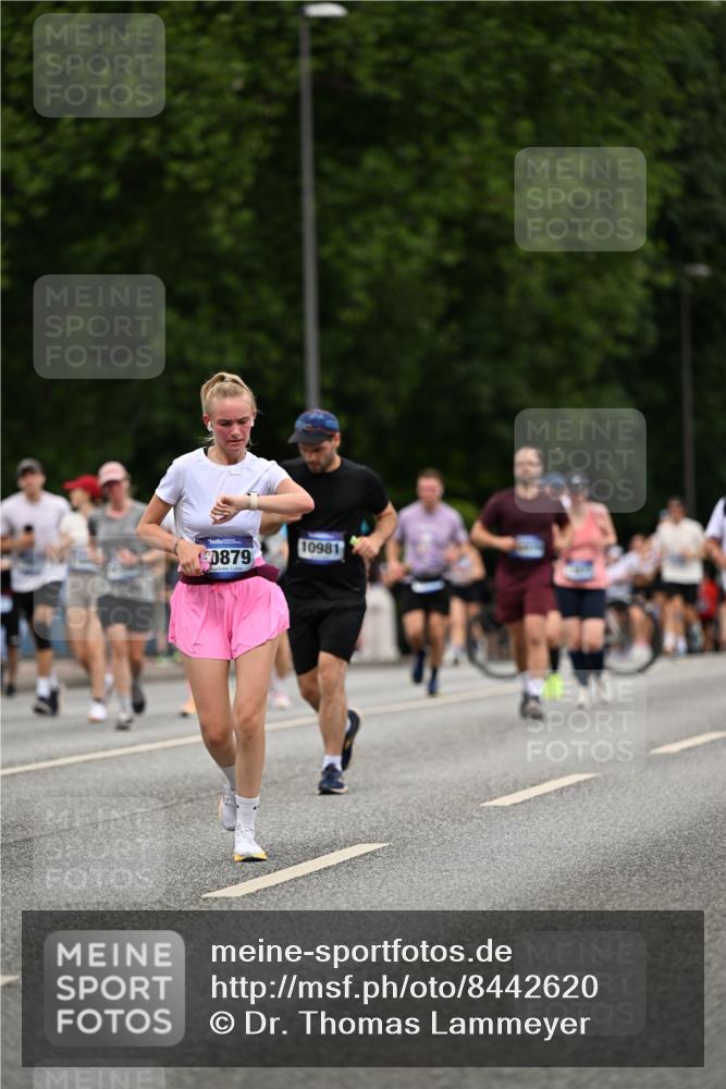 29.06.2025 - hella hamburg halbmarathon Dr. Thomas Lammeyer http://msf.ph/oto/8442620 29.06.2025 10:57:24 Kennedybrücke 2420, 2983, 2988, 4595, 6135, 6604, 7032, 7039, 7511, 7690, 7871, 9340, 9368, 10080, 10417, 10490, 10568, 10879, 10981 meine-sportfotos.de