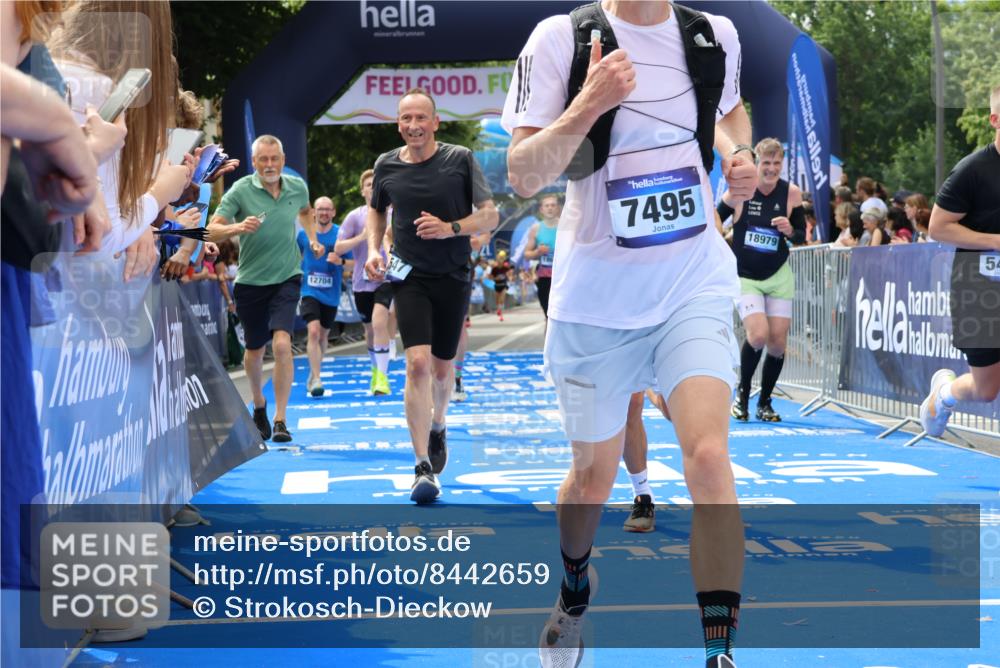 29.06.2025 - hella hamburg halbmarathon Strokosch-Dieckow http://msf.ph/oto/8442659 29.06.2025 10:40:11 Ziel 3547, 4381, 5007, 5409, 5410, 5508, 5803, 5916, 7495, 8465, 8933, 10968, 11731, 12704, 13667, 14699, 15424, 18614, 18979 meine-sportfotos.de