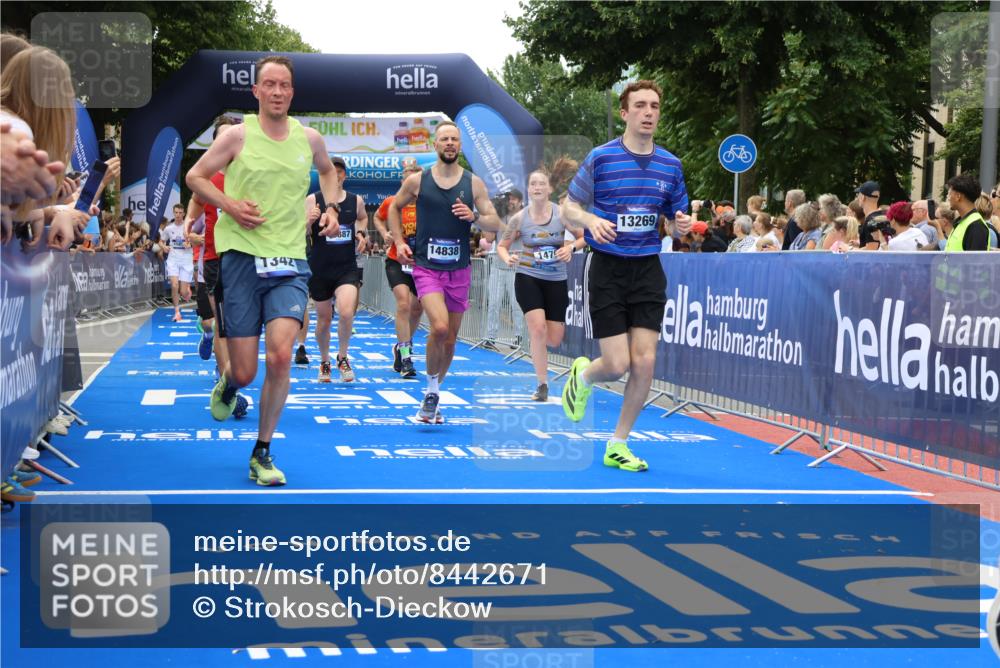 29.06.2025 - hella hamburg halbmarathon Strokosch-Dieckow http://msf.ph/oto/8442671 29.06.2025 10:49:25 Ziel 1342, 1476, 2592, 2596, 2878, 4183, 4185, 8437, 8689, 8813, 10189, 11339, 11340, 11779, 11819, 12094, 12670, 13233, 13269, 14526, 14838, 15422, 15784, 15857, 15894, 15966, 16114, 16592, 16891, 18476, 18887, 18960 meine-sportfotos.de