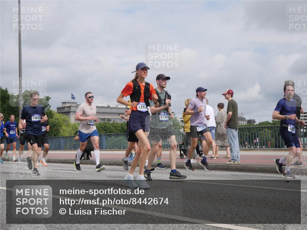 29.06.2025 - hella hamburg halbmarathon Luisa Fischer http://msf.ph/oto/8442674 29.06.2025 10:24:12 Kennedybrücke 2383, 14615, 3813, 08, 1217, 17367, 2325, 4082, 1266, 2325, 2383, 2986, 3247, 3434, 3813, 4082, 4350, 5041, 5625, 6275, 6308, 7608, 9501, 10602 meine-sportfotos.de