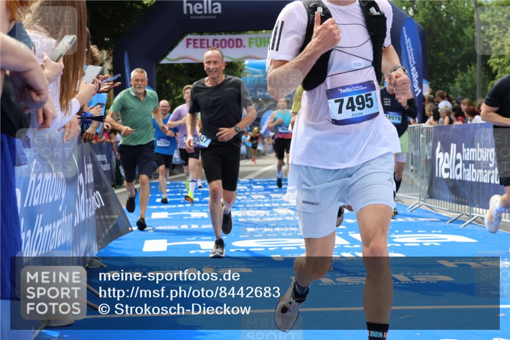 29.06.2025 - hella hamburg halbmarathon Strokosch-Dieckow http://msf.ph/oto/8442683 29.06.2025 10:40:11 Ziel 3547, 4381, 5007, 5409, 5410, 5508, 5803, 5916, 7495, 8465, 8933, 10968, 11731, 12704, 13667, 14699, 15424, 18614, 18979 meine-sportfotos.de