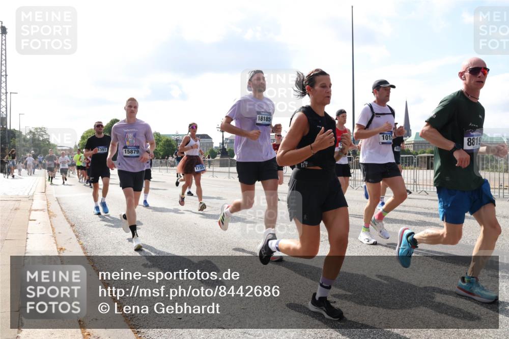 29.06.2025 - hella hamburg halbmarathon Lena Gebhardt http://msf.ph/oto/8442686 29.06.2025 09:53:05 Lombardsbrücke 15879, 1735, 18185, 1017, 864, 8819, 1012, 1070, 1163, 1176, 1391, 1415, 1466, 1558, 1613, 1735, 1750, 1759, 1782, 2048, 2189, 2213, 2233, 2234, 2590, 2788, 2970, 3021, 3098, 3109, 3124, 3304, 3907, 3917, 3928, 4080, 4091, 4277, 4497, 4553, 4691, 4933, 4981, 4997, 5007, 5022, 5132, 5476, 5477, 5623, 5624, 5682, 6081, 6152, 6203, 6460, 6712, 6716, 7005, 7067, 7093, 7147, 7191, 7204, 7322, 7325, 7450, 7451, 7599, 7765, 7843, 7865, 8063, 8145, 8467, 8664 meine-sportfotos.de