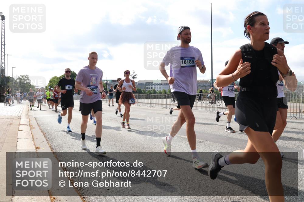29.06.2025 - hella hamburg halbmarathon Lena Gebhardt http://msf.ph/oto/8442707 29.06.2025 09:53:06 Lombardsbrücke 1391, 15879, 1735, 18185, 10, 1012, 1070, 1163, 1176, 1391, 1415, 1466, 1558, 1613, 1735, 1750, 1759, 1782, 2048, 2189, 2213, 2233, 2234, 2590, 2788, 2970, 3021, 3098, 3109, 3124, 3304, 3907, 3917, 3928, 4080, 4091, 4277, 4497, 4553, 4691, 4933, 4981, 4997, 5007, 5022, 5132, 5476, 5477, 5623, 5624, 5682, 6081, 6152, 6203, 6460, 6712, 6716, 7005, 7093, 7147, 7191, 7204, 7322, 7325, 7450, 7451, 7599, 7765, 7843, 8063, 8145, 8467, 8664, 9126 meine-sportfotos.de