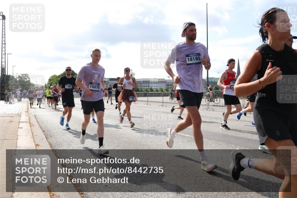 29.06.2025 - hella hamburg halbmarathon Lena Gebhardt http://msf.ph/oto/8442735 29.06.2025 09:53:06 Lombardsbrücke 1391, 15879, 6712, 1735, 18185, 1296, 1012, 1070, 1163, 1176, 1391, 1415, 1466, 1558, 1613, 1735, 1750, 1759, 1782, 2048, 2189, 2213, 2233, 2234, 2590, 2788, 2970, 3021, 3098, 3109, 3124, 3304, 3907, 3917, 3928, 4080, 4091, 4277, 4497, 4553, 4691, 4933, 4981, 4997, 5007, 5022, 5132, 5476, 5477, 5623, 5624, 5682, 6081, 6152, 6203, 6460, 6712, 6716, 7005, 7093, 7147, 7191, 7204, 7322, 7325, 7450, 7451, 7599, 7765, 7843, 8063, 8145, 8467, 8664, 9126 meine-sportfotos.de