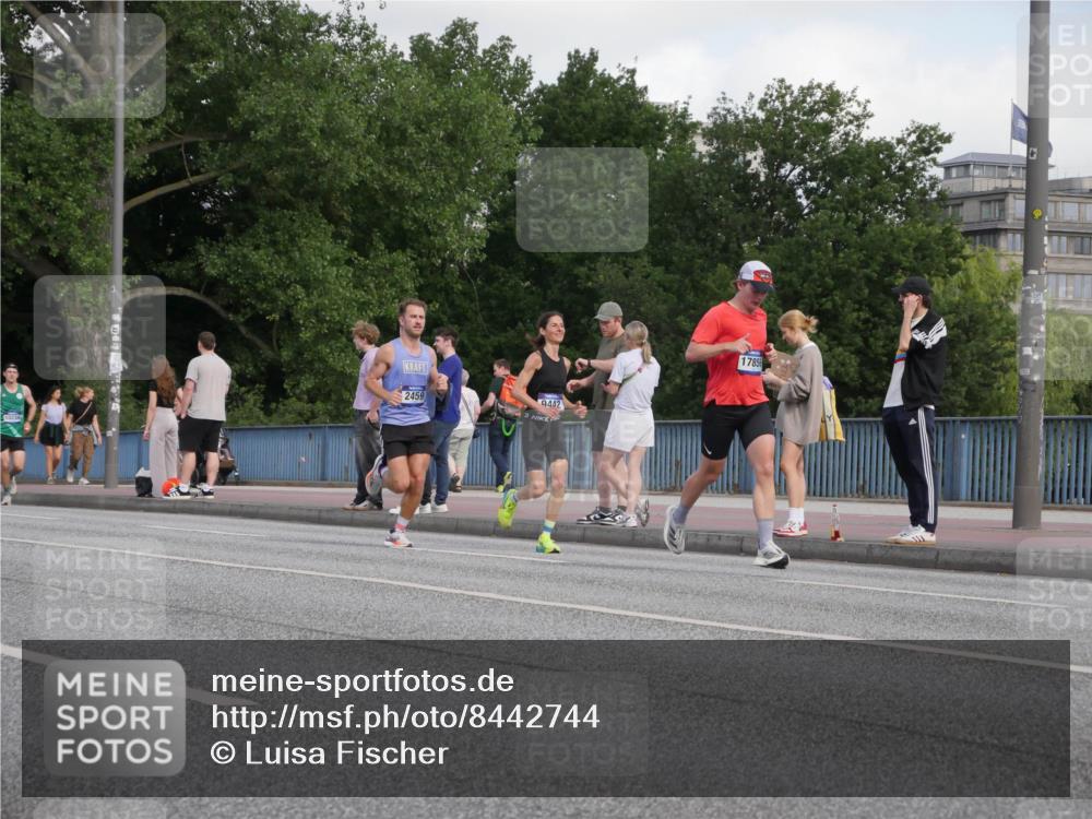 29.06.2025 - hella hamburg halbmarathon Luisa Fischer http://msf.ph/oto/8442744 29.06.2025 09:43:25 Kennedybrücke 10234, 2459, 9442, 1785, 2459, 7963, 9442, 10234 meine-sportfotos.de