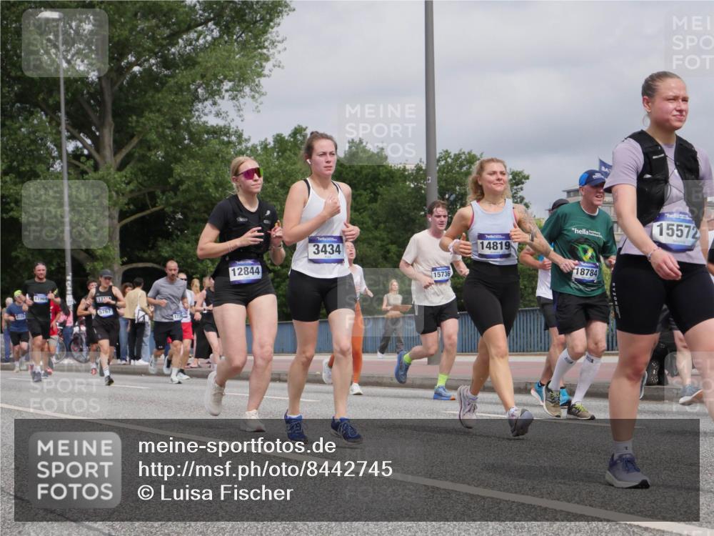 29.06.2025 - hella hamburg halbmarathon Luisa Fischer http://msf.ph/oto/8442745 29.06.2025 10:24:16 Kennedybrücke 17969, 5767, 12844, 3434, 15736, 14819, 18784, 15572, 1028, 1266, 1658, 2383, 3247, 3434, 3813, 4350, 5041, 5625, 5767, 6275, 6308, 7018, 7608, 8726, 8844, 9100, 9501, 10050, 10602 meine-sportfotos.de