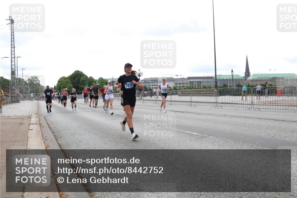 29.06.2025 - hella hamburg halbmarathon Lena Gebhardt http://msf.ph/oto/8442752 29.06.2025 10:29:37 Lombardsbrücke 7832, 1063, 1230, 1661, 1694, 2302, 2688, 2699, 3179, 3311, 3524, 4349, 4373, 4395, 4580, 5350, 6285, 6345, 6725, 7449, 7517, 7832, 8048, 8388, 8812, 9095, 9714, 9937, 10198, 10322, 10641, 10808, 10996, 11249, 11269, 11376, 11444, 11634, 11792, 11803, 11989, 12086, 12216, 12227, 12305, 12404, 12958, 13031, 13090, 13382, 13810, 14644, 15266, 15952, 15955, 16306, 16659, 16662, 16673, 16676, 17496, 17945, 18298, 18299, 18385, 18414 meine-sportfotos.de