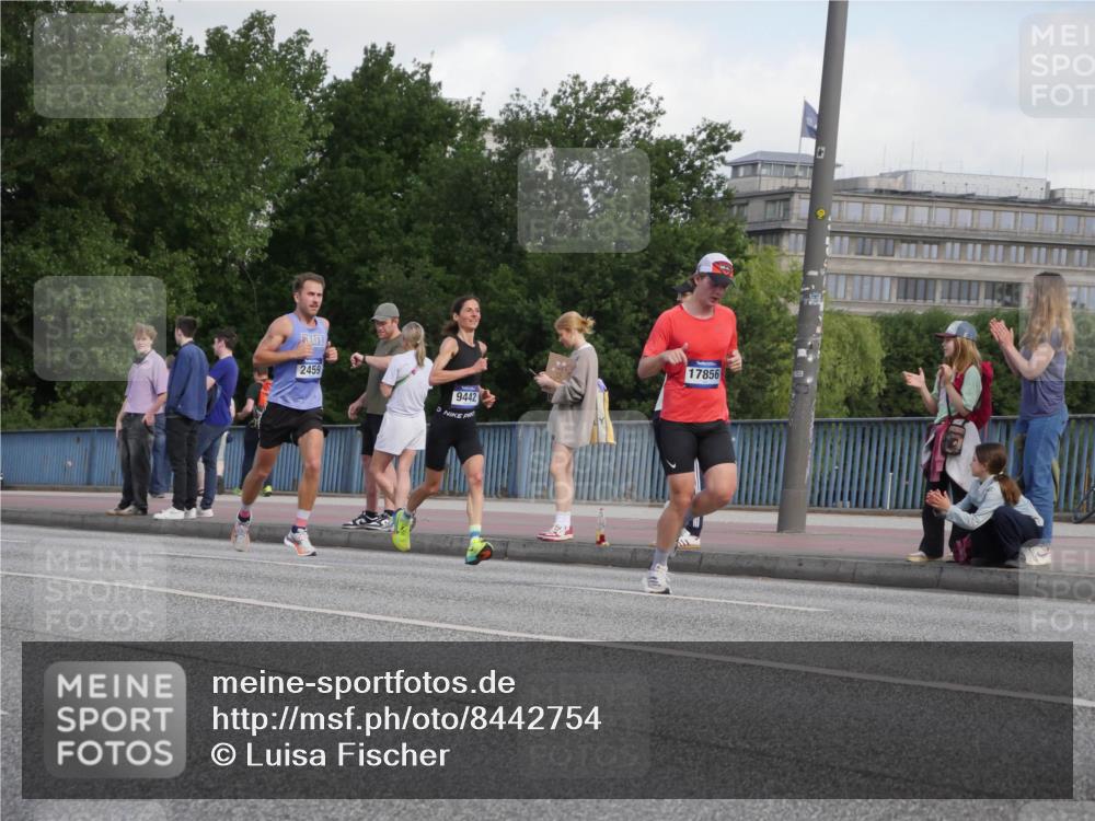 29.06.2025 - hella hamburg halbmarathon Luisa Fischer http://msf.ph/oto/8442754 29.06.2025 09:43:26 Kennedybrücke 2459, 9442, 17856, 2459, 4128, 9442, 10234 meine-sportfotos.de