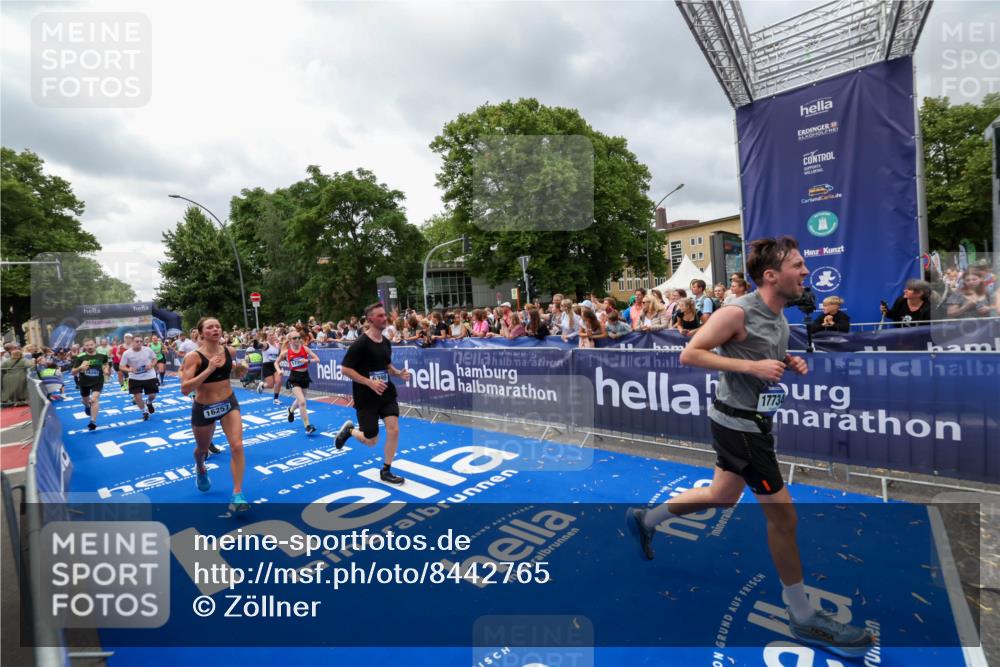 29.06.2025 - hella hamburg halbmarathon Zöllner http://msf.ph/oto/8442765 29.06.2025 10:56:35 Ziel 1583, 2083, 3413, 5721, 5744, 6399, 8542, 8652, 9562, 10093, 12509, 13863, 15407, 16257, 16261, 17268, 17734, 18746, 18835, 19120 meine-sportfotos.de