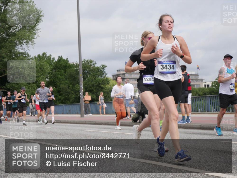 29.06.2025 - hella hamburg halbmarathon Luisa Fischer http://msf.ph/oto/8442771 29.06.2025 10:24:18 Kennedybrücke 5767, 17341, 5041, 1284, 3434, 126, 1028, 1266, 1658, 2383, 2956, 3247, 3434, 4350, 5041, 5625, 5767, 7018, 7608, 8726, 8844, 9100, 9108, 9501, 10050 meine-sportfotos.de