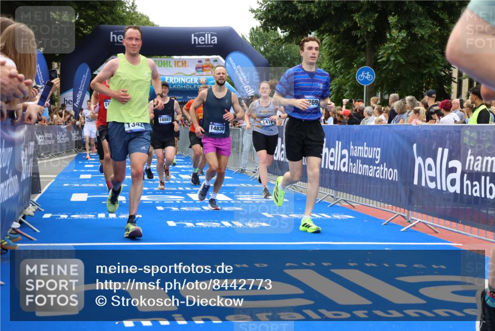 29.06.2025 - hella hamburg halbmarathon Strokosch-Dieckow http://msf.ph/oto/8442773 29.06.2025 10:49:25 Ziel 1342, 1476, 2592, 2596, 2878, 4183, 4185, 8437, 8689, 8813, 10189, 11339, 11340, 11779, 11819, 12094, 12670, 13233, 13269, 14526, 14838, 15422, 15784, 15857, 15894, 15966, 16114, 16592, 16891, 18476, 18887, 18960 meine-sportfotos.de