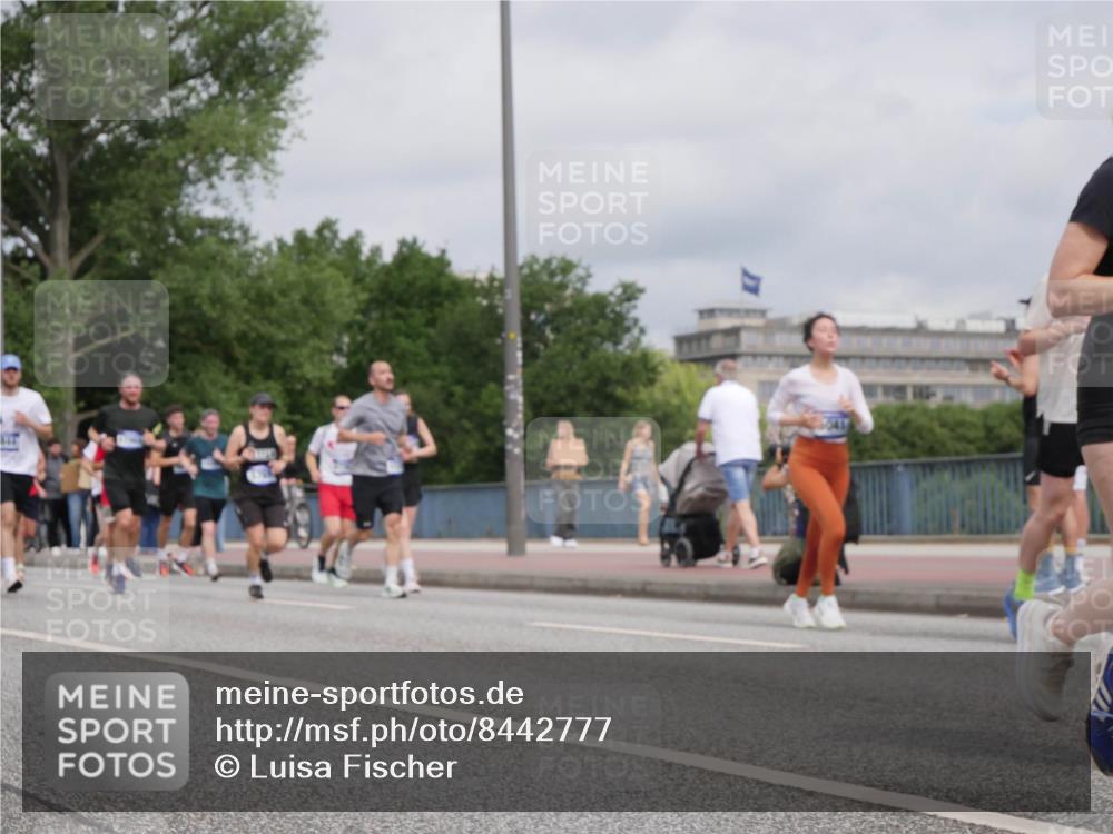 29.06.2025 - hella hamburg halbmarathon Luisa Fischer http://msf.ph/oto/8442777 29.06.2025 10:24:19 Kennedybrücke 1028, 1266, 1658, 2383, 2956, 3247, 3434, 4350, 5041, 5767, 7018, 8726, 8844, 9100, 9108, 9501, 10050 meine-sportfotos.de